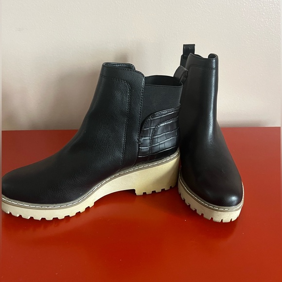 DV by Dolce Vita Rielle Black Ankle Booties in excellent condition. - Picture 3 of 8